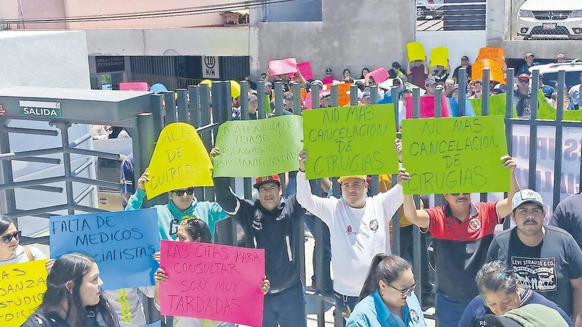 Mineros fresnillenses protestan en el IMSS